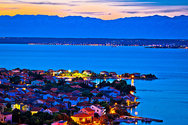 포토 JPG 해외이미지 전통 유럽 바다 섬 건축양식 주택 파노라마 풍경 사람없음 건물 초록색 여름 파란색 교회 여행객 마을 탑 황혼 바위 도시 만 역사 저녁 지중해 언덕 타운 크로아티아 수도원 옛날 채널 해외202004 해외포토 건축물 계절 건축 나라 컬러 종교건축 촬영기법 사람 일몰 돌_바위 야간 파일형식 이미지허브