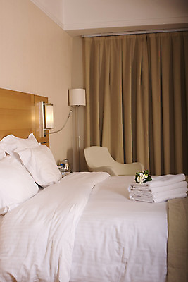 포토 JPG 해외이미지 여행 비즈니스 베개 벽지 탁자 호텔 휴가 휴식 주택 실내 사람없음 내부 목재 장식 가로 우주 침묵 침실 방 침대 램프 고급 왕 진열장 치수 장면 시트 빛망울 더블 매트리스 해외202004 해외포토 나무 가구 컨셉 재료 침구 숙소 조명 건물 빛 소리 파일형식 이미지허브