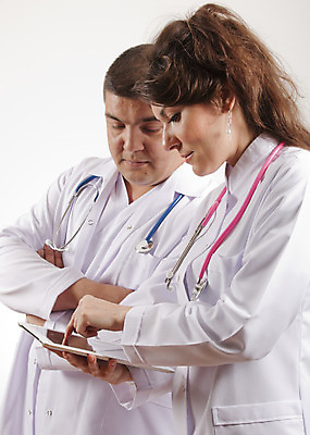 포토 JPG 해외이미지 직업 커플 백그라운드 비즈니스 청진기 노동자 건강 병원 사람 성인 두명 컴퓨터 알약 약 디지털 진료 고통 환자 간호사 의사 흰색 긴급 자신감 그룹 질병 구급차 문서 고립 돌봄 심장병 약사 헬프 해외202004 해외포토 감정 컬러 의학 관계 의료기기 모션 자동차 전자제품 의료진 도움 파일형식 이미지허브