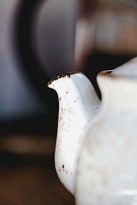 포토 JPG 해외이미지 전통 라이프스타일 영어 커피 음료 음식 백그라운드 유리 탁자 주전자 휴식 건강 사람없음 목재 초록색 세트 갈색 검은색 중국 수확 골동품 덮개 흰색 시간 뜨거움 도자기 냄비 찻주전자 허브 상쾌 복고 점토 토기 단절 양조 해외202004 해외포토 나무 식물 문자 감정 아시아 컬러 가구 컨셉 농업 재료 재질 주방용품 생활 뚜껑 용기_그릇 솥 파일형식 이미지허브