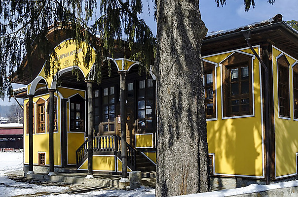 포토 JPG 해외이미지 나무 전통 겨울 건축양식 학교 하늘 풍경 사람없음 야외 건물 파란색 관광지 노란색 역사 그림 정사각형 타운 구시가지 불가리아 옛날 해외202004 해외포토 도형 식물 건축물 계절 교육 건축 컬러 여행 도시 파일형식 남유럽 이미지허브