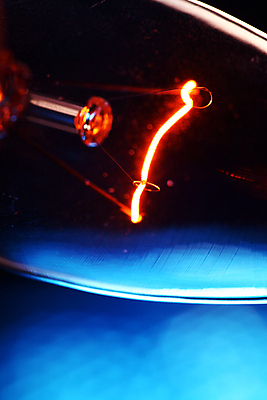 포토 JPG 해외이미지 디자인 교육 과학 백그라운드 컨셉 생각 비즈니스 전구 유리 성공 불 추상 조명 아이디어 사람없음 빛 반사 힘 장비 에너지 램프 시간 절약 오브젝트 속도 해결 빛망울 발견 혁명 광 발명 텅스텐 필라멘트 화상 해외202004 해외포토 자연요소 무늬 재질 원소 상처 파일형식 이미지허브