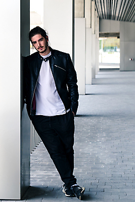 포토 JPG 해외이미지 백인 모델 1 라이프스타일 헤어스타일 응시 옷 남자 벽 포즈 백그라운드 셔츠 수염 거리 한명 서기 사람 성인 야외 유행 재킷 흰색 도시 비즈니스맨 자신감 옷입기 지역 심각 스타일 힙스터 해외202004 해외포토 서양인 시선 패션 감정 컬러 컨셉 상의 비즈니스 모션 생활 외투 직장인 파일형식 이미지허브