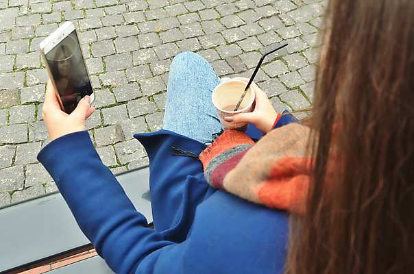 포토 JPG 해외이미지 나무 1 학생 라이프스타일 여자 여유 커피 운동화 벤치 비즈니스 휴식 거리 갈색머리 한명 사람 앉기 동양인 성인 야외 컵 스마트폰 핸드폰 상점 목도리 코트 청바지 도시 손톱관리 단절 해외202004 해외포토 식물 헤어스타일 식기 잡화 감정 음료 신발 컨셉 의자 바지 모션 인종 생활 전자제품 스마트기기 외투 네일아트 파일형식 이미지허브