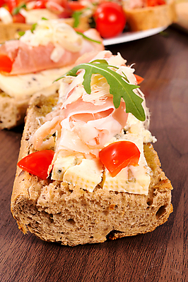 포토 JPG 해외이미지 접시 음식 조각 백그라운드 토마토 치즈 주택 패스트푸드 샌드위치 건강 육류 돼지고기 씨앗 사람없음 목재 초록색 파란색 요식업 식사 저녁식사 샐러드 추위 껍질 흰색 신선 닫기 맛 바게트 큼 낟알 잠수함 먹기 가득함 햄 슬라이스 롤 점심식사 번 인기 후보 해외202004 해외포토 나무 식물 식기 산업 빵 컬러 컨셉 채소 식재료 재료 모션 유제품 건물 인스턴트 크기 파일형식 이미지허브