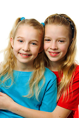 포토 JPG 해외이미지 백인 응시 얼굴 어린이 포즈 2 사람 두명 빨간색 파란색 금발 자매 해외202004 해외포토 서양인 헤어스타일 시선 여자 컬러 가족 신체부위 파일형식 이미지허브