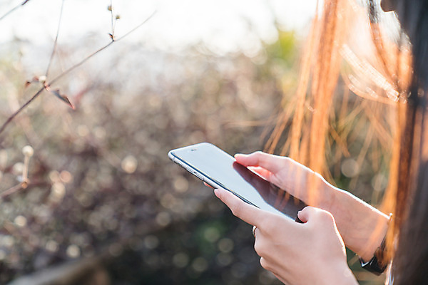 포토 JPG 해외이미지 손 응시 여자 문화 인터넷 텍스트 통신 모바일 세포 미소 사람 사람없음 야외 10대 빛 스마트폰 청춘 스크린 터치 잡기 도시 메시지 닫기 연결 스마트 읽기 묘사 공유 내추럴 스타일 해외202004 해외포토 시선 컨셉 모션 청소년 표정 신체부위 핸드폰 스마트기기 파일형식 이미지허브