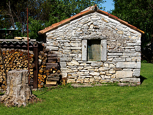 포토 JPG 해외이미지 나무 라이프스타일 유럽 문화 벽 건축양식 하늘 불 주택 사람없음 목재 초록색 햇빛 농가 농장 정원 맑음 침묵 시골 스페인 재산 작음 옛날 해외202004 해외포토 자연요소 식물 건축 나라 컬러 농업 재료 날씨 건물 생활 금융 태양 소리 크기 파일형식 이미지허브