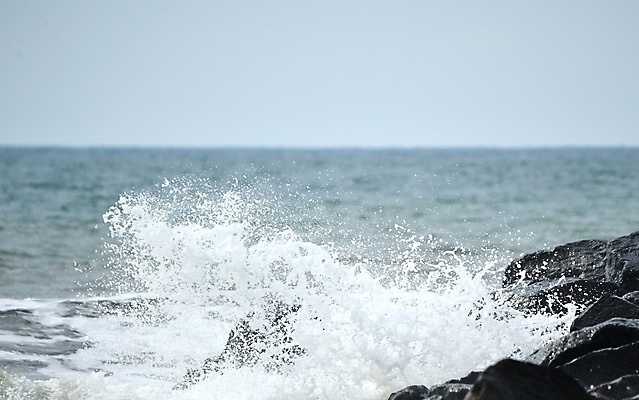 포토 JPG 해외이미지 파도 바다 하늘 바람 휴가 사람없음 물 파란색 거품 바위 흰색 서핑 떨어짐 분무기 해일 수평선 해외202004 해외포토 자연요소 컬러 컨셉 날씨 돌_바위 수상스포츠 자연재해 파일형식 이미지허브