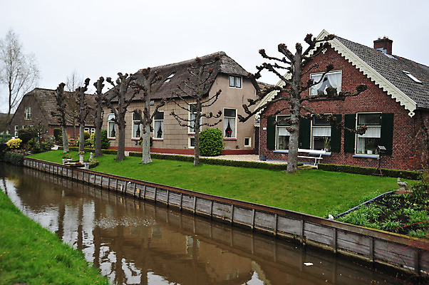 포토 JPG 해외이미지 나무 농업 건축양식 창문 지붕 주택 사람없음 건물 초록색 물 강 농가 농장 시골 개울 역사 재산 버드나무 타일 네덜란드 수로 운하 밭일 옛날 해외202004 해외포토 자연요소 식물 건축물 건축 유럽 산업 컬러 금융 파일형식 이미지허브