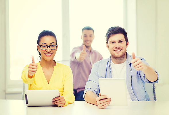 포토 JPG 해외이미지 여자 남자 행복 인터넷 비즈니스 사업가 성공 회의 새로움 함께함 미소 사람 세명 친구 컴퓨터 사무실 알약 검은색 작업 그룹 어플리케이션 동료 파일 와이파이 보여주기 온라인 소셜 네트워킹 많음 브레인스토밍 해외202004 해외포토 직업 감정 컬러 컨셉 관계 모션 표정 전자제품 약 네트워크 무선인터넷 파일형식 이미지허브