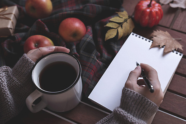 포토 JPG 해외이미지 라이프스타일 커피 음료 백그라운드 컨셉 잎 휴식 따뜻함 풍경 사람없음 목재 책 펜 평화 가을 뜨거움 차 복고 구성 안락 해외202004 해외포토 나무 식물 계절 재료 생활 필기구 파일형식 이미지허브