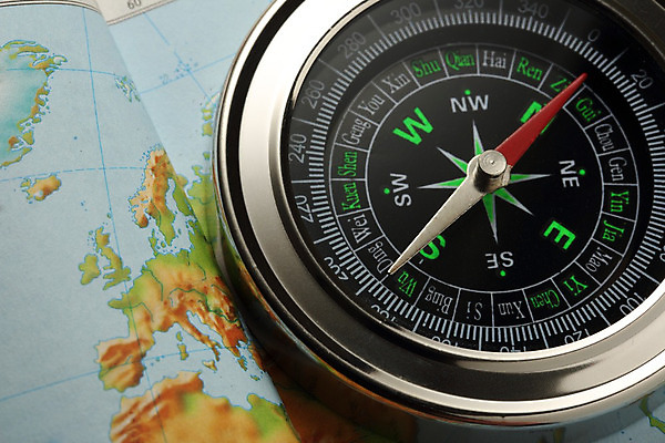 포토 JPG 해외이미지 모양 디자인 여행 컨셉 지도 가이드 화살 경사 사람없음 빨간색 파란색 빛 장비 탐험 기구 공구 원형 나침반 방향 오브젝트 검색 눈금 위치 북쪽 동쪽 네비게이션 자석 남쪽 발견 방법 서쪽 오리엔테이션 지리 해외202004 해외포토 도형 직업 컬러 도구 파일형식 이미지허브