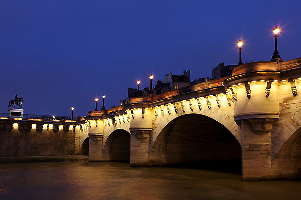 포토 JPG 해외이미지 가로등 건축양식 풍경 사람없음 야외 건물 빛 프랑스 야간 파리_프랑스 센강 퐁네프 해외202004 해외포토 자연요소 건축물 공공시설 건축 유럽 강 다리_건축물 파일형식 이미지허브