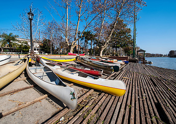 포토 JPG 해외이미지 전통 라이프스타일 호수 스포츠 분홍색 교통시설 휴가 풍경 사람없음 목재 빨간색 물 여름 강 컬러풀 환경 미국 고요 도시 보트 남아메리카 역사 분위기 주차 라틴아메리카 운하 카누 아르헨티나 뱃놀이 부에노스아이레스 튕기기 해외202004 해외포토 자연요소 나무 계절 컬러 교통 컨셉 북아메리카 배_교통 재료 모션 아메리카 생활 전통놀이 수상스포츠 시설 파일형식 이미지허브
