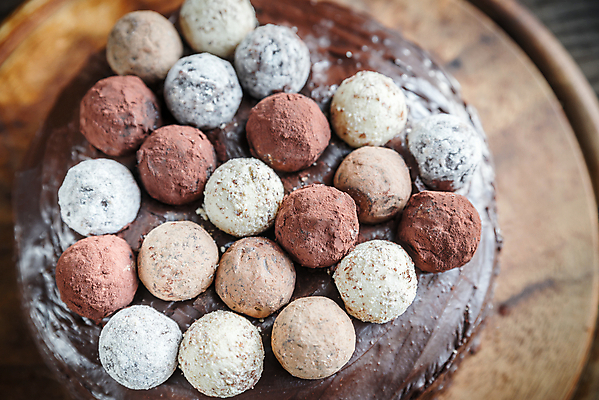 포토 JPG 해외이미지 전통 음식 탁자 디저트 발렌타인데이 사탕 선물 요리 사람없음 목재 장식 케이크 식당 초콜릿 얼음 어둠 빵집 축하 오스트리아 클래식 달콤 맛 잼 굽기 토핑 코코아 살구 페스츄리 해외202004 해외포토 자연요소 나무 유럽 음료 빵 가구 컨셉 과일 재료 데이이벤트 상점 소스_음식 구이 파일형식 이미지허브