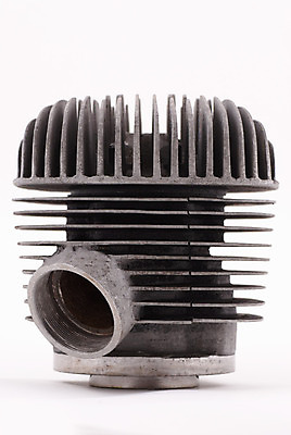 포토 JPG 해외이미지 사람없음 금속 힘 블록 오토바이 수확 클래식 싱글 복고 심플 연료 엔진 모터 유지 연소 배기가스 실린더 옛날 해외202004 해외포토 컨셉 농업 재질 바이크 파일형식 이미지허브