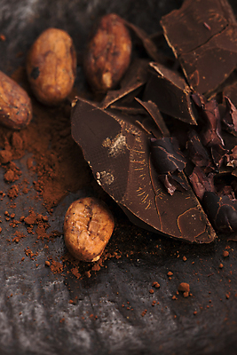 포토 JPG 해외이미지 검은배경 실내 사람없음 초콜릿 카카오 카카오닙스 해외202004 해외포토 백그라운드 디저트 내부 검은색 견과류 파일형식 이미지허브