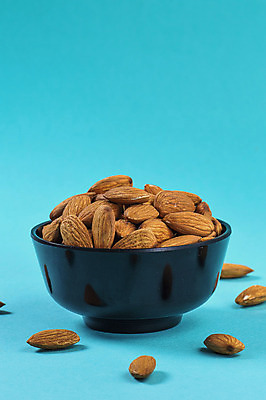 포토 JPG 해외이미지 그릇 백그라운드 다이어트 건조 사람없음 파란색 아몬드 해외202004 해외포토 식기 컬러 건강 견과류 파일형식 이미지허브