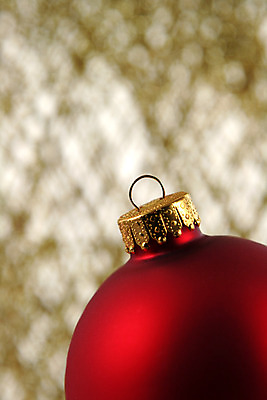 포토 JPG 해외이미지 1 크리스마스 공 휴가 앉기 사람없음 장식 빨간색 세로 장식볼 축하 눈송이 황금 싱글 해외202004 해외포토 기념일 컬러 컨셉 모션 눈_날씨 파일형식 이미지허브