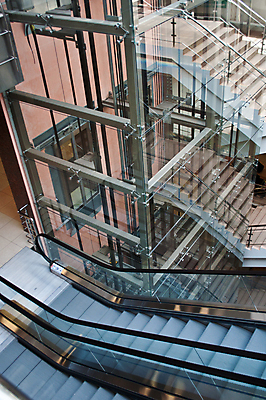 포토 JPG 해외이미지 디자인 길 여행 이동 비즈니스 건축양식 교통시설 모션 유리 미래 바닥 실내 사람 사람없음 내부 건물 파란색 빛 사무실 계단 금속 산책 기차 도시 보행자 전철 역 공항 엘리베이터 쇼핑몰 속도 오르기 리프트 에스컬레이터 단계 방법 블러 철강 터미널 해외202004 해외포토 건축물 건축 육상교통 컬러 교통 컨셉 재질 휴식 대중교통 시설 파일형식 이미지허브