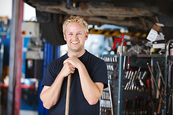 포토 JPG 해외이미지 백인 직업 1 행복 산업 비즈니스 교통시설 자동차 한명 서기 미소 사람 가로 세로 금발 상점 금속 장비 도구 잡기 업무 작업실 기술자 변화 수리 빗자루 오브젝트 서비스 전염 리프트 정비공 유지 쓸기 차고 해외202004 해외포토 서양인 헤어스타일 감정 육상교통 교통 컨셉 모션 재질 표정 작업 질병 청소도구 시설 감염 파일형식 이미지허브