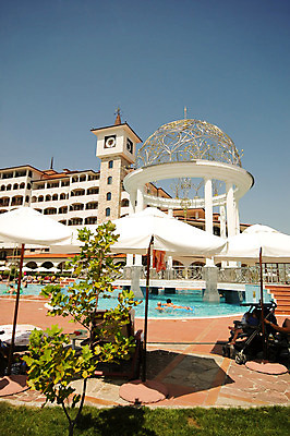 포토 JPG 해외이미지 식물 라이프스타일 별 여행 우산 건축양식 창문 하늘 호텔 휴가 휴식 새로움 수영장 사람없음 건물 물 파란색 탑 맑음 수영 발코니 흰색 재산 고급 휴양지 해외202004 해외포토 자연요소 건축물 건축 컬러 컨셉 숙소 날씨 생활 금융 장소 수상스포츠 파일형식 이미지허브