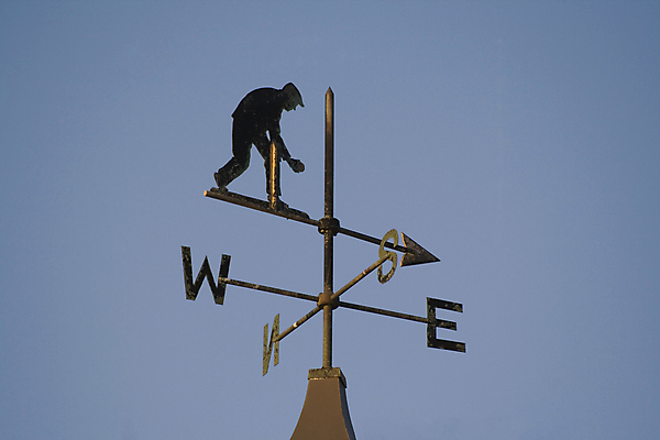 포토 JPG 해외이미지 구름 공원 하늘 지붕 바람 날씨 화살 주택 사람없음 장식 파란색 금속 기구 분위기 나침반 예측 방향 철 심볼 폭풍 북쪽 동쪽 서명 정맥 남쪽 서쪽 옛날 타격 폭풍우 해외202004 해외포토 자연요소 공공시설 컬러 컨셉 모션 재질 건물 비_날씨 자연재해 혈관 파일형식 이미지허브