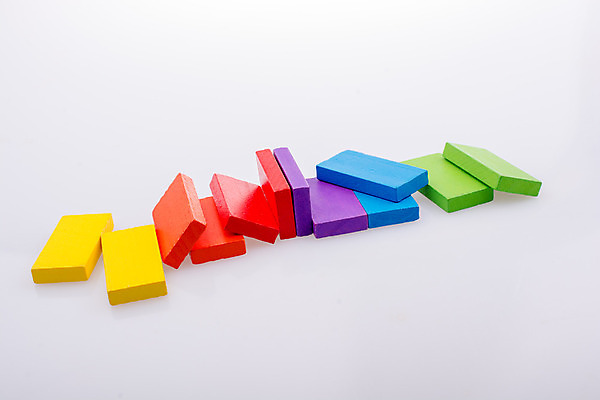 포토 JPG 해외이미지 모양 교육 어린이 선 포즈 백그라운드 컨셉 비즈니스 놀이 성공 아이디어 사람없음 목재 빨간색 파란색 컬러풀 장난감 블록 유치원 흰색 그룹 스마트 출발 충격 직사각형 도미노 줄서기 해외202004 해외포토 도형 나무 컬러 재료 모션 사람 파일형식 이미지허브