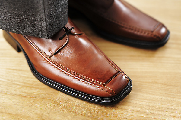 포토 JPG 해외이미지 남자 신발 비즈니스 바닥 한명 사람 사람없음 신체부위 갈색 비즈니스맨 남성화 양발 해외202004 해외포토 1 컬러 직장인 파일형식 이미지허브