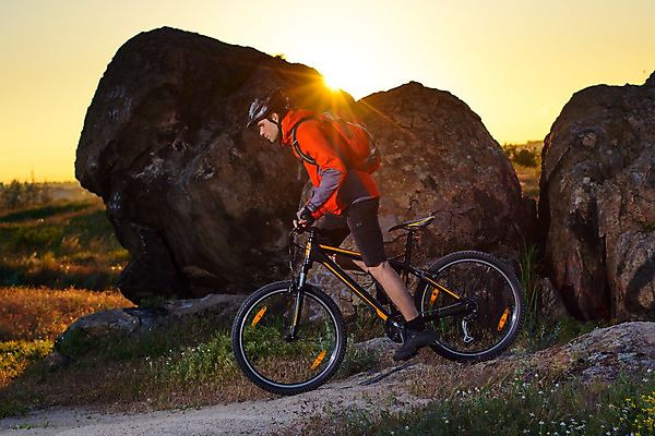 포토 JPG 해외이미지 라이프스타일 남자 산 한명 경사 성인 야외 태양 일출 자전거 일몰 승차 저녁 헬멧 언덕 라이더 산악자전거 선로 성인남자한명만 해외202004 해외포토 자연요소 1 모션 사람 생활 노을 바이크 야간 보호장비 남자한명만 성인남자만 파일형식 이미지허브
