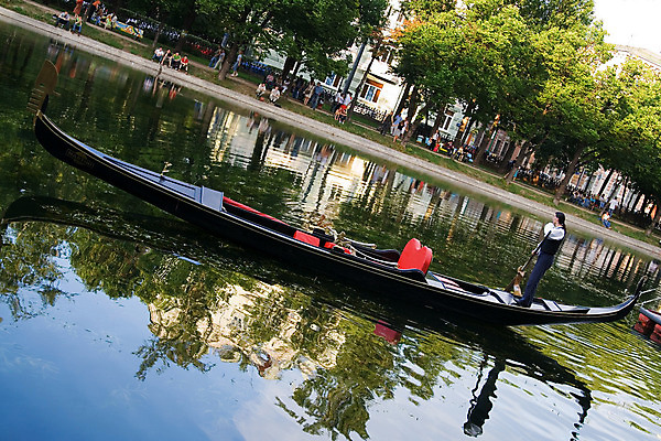 포토 JPG 해외이미지 유럽 여행 휴가 사랑 사람없음 물 컬러풀 반사 인사 도시 업무 신용카드 보트 곤돌라 장면 해외202004 해외포토 자연요소 감정 나라 컬러 배_교통 금융 예절 작업 파일형식 이미지허브
