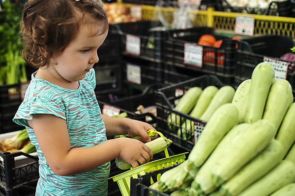 포토 JPG 해외이미지 어린이 채소 건강 한명 야외 쇼핑 바구니 상점 신선 시장 상업 슈퍼마켓 걸음마 주키니 해외202004 해외포토 1 모션 사람 파일형식 이미지허브