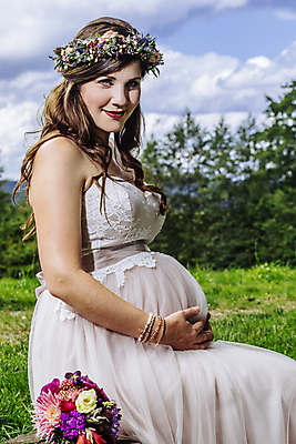 포토 JPG 해외이미지 백인 드레스 여자 꽃 행복 웨딩드레스 결혼 결혼식 엄마 갈색머리 사랑 한명 사람 앉기 성인 야외 세로 임산부 임신 흰색 잡기 아내 기다림 해외202004 해외포토 서양인 식물 1 헤어스타일 옷 감정 컬러 가족 모션 이벤트 파일형식 이미지허브