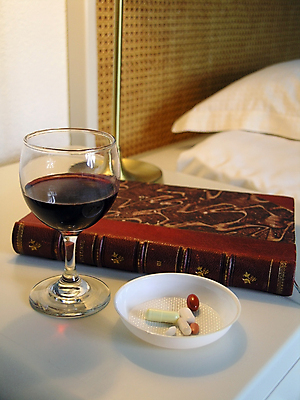 포토 JPG 해외이미지 탁자 휴식 건강 사람없음 책 물 알약 약 와인 주스 침실 고통 추위 침대 조직 바이러스 약초 질병 야간 두통 온도 마약 해로움 전경 해외202004 해외포토 자연요소 감정 음료 가구 컨셉 의학 주류 풍경 풀_식물 파일형식 탑뷰 이미지허브