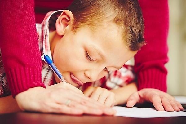 포토 JPG 해외이미지 백인 학생 교육 아들 어린이 남학생 학교 가족 엄마 주택 함께함 한명 사람 소년 스터디 연필 펜 교사 성장 잡기 도움 가르침 집중 책상 조심 개발 심각 어려움 제어 초보 헬프 해외202004 해외포토 서양인 직업 1 남자 가구 컨셉 관계 모션 학용품 건물 학습 필기구 파일형식 이미지허브