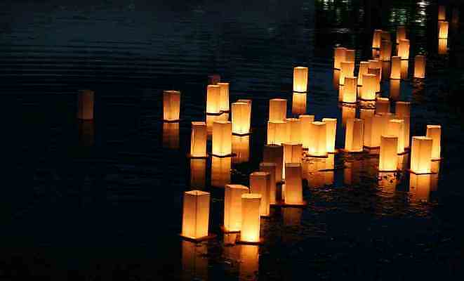 포토 JPG 해외이미지 행복 실루엣 종이 호수 밥 불꽃 동양인 사람없음 물 단어 빛 일본 황혼 새벽 꿈 등불 야간 소원 해외202004 해외포토 자연요소 문자 감정 아시아 음식 불 조명 촬영기법 인종 일몰 파일형식 이미지허브