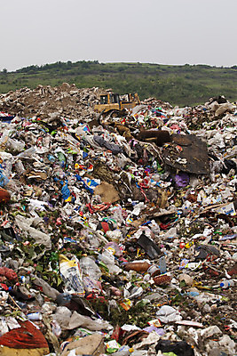 포토 JPG 해외이미지 자연 사람없음 야외 초록색 환경 기계 재활용 쓰레기통 환경오염 쓰레기 폐기물 위험 불도저 수집 버리기 먼지 한조각 흙더미 낭비 축적 고물상 해외202004 해외포토 1 컬러 컨셉 모션 흙 중장비 친환경 생태계 파일형식 더미 이미지허브