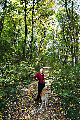 포토 JPG 해외이미지 동물 공원 자연 휴식 한명 반려동물 일본 힘 용기 자신감 개 숲 큼 지능 힘찬 해외202004 해외포토 1 그릇 공공시설 감정 아시아 컨셉 포유류 사람 크기 생태계 파일형식 이미지허브