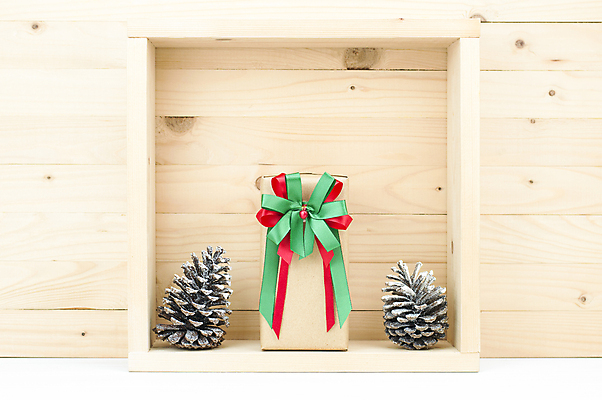 포토 JPG 해외이미지 계절 행복 백그라운드 크리스마스 겨울 자연 휴가 선물 사람없음 목재 장식 빨간색 초록색 상자 축제 흰색 소나무 연도 정사각형 솔방울 원뿔 해외202004 해외포토 도형 나무 기념일 감정 컬러 재료 생태계 파일형식 이미지허브