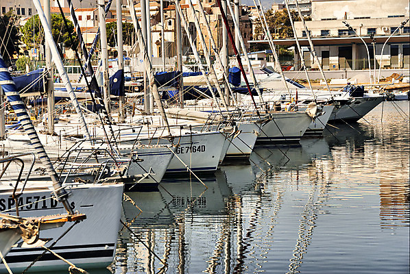 포토 JPG 해외이미지 계절 요트 항해 사람없음 물 빛 반짝임 반사 항구 맑음 보트 지중해 광택 포트 닻 해외202004 해외포토 자연요소 바다 배_교통 교통시설 모션 날씨 파일형식 이미지허브