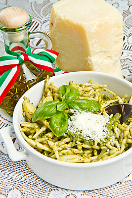 포토 JPG 해외이미지 음식 포크 잎 치즈 파스타 건강 마늘 스파게티 요리 사람없음 초록색 식사 저녁식사 이탈리아 흰색 양념 허브 올리브 바질 점심식사 마카로니 채식주의자 탈리아텔레 해외202004 해외포토 식물 식기 열매 유럽 컬러 채소 유제품 서양음식 채식 파스타면 파일형식 이미지허브