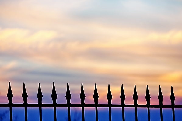 포토 JPG 해외이미지 구름 백그라운드 하늘 사람없음 야외 여름 울타리 정원 맑음 일몰 봄 경계선 시간 재산 황금 보호 이웃 교외 해외202004 해외포토 자연요소 계절 선 컨셉 날씨 금융 담장 노을 경계 파일형식 이미지허브