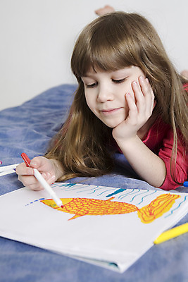 포토 JPG 해외이미지 여학생 교육 행복 종이 어린이 일러스트 어류 미술 한명 장식 유치원 기쁨 꿈 그리기 오브젝트 만족 그림 해외202004 해외포토 1 학생 여자 감정 모션 문화예술 사람 수중동물 파일형식 이미지허브