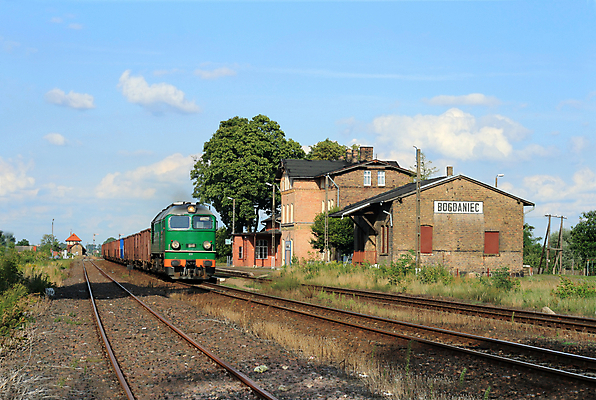 포토 JPG 해외이미지 교통시설 벽돌 풍경 사람없음 야외 건물 세로 햇빛 환경 힘 봄 기차 화물 시골 당기기 역 상품 서비스 그림 광택 무거움 폴란드 디젤 선로 해외202004 해외포토 건축물 계절 유럽 육상교통 교통 모션 대중교통 태양 운송업 무게 시설 파일형식 이미지허브