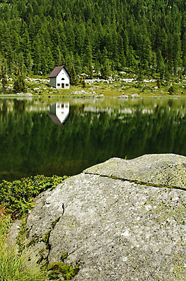 포토 JPG 해외이미지 나무 호수 자연 산 주택 풍경 사람없음 야외 건물 목재 초록색 물 여름 반사 교회 평화 환경 바위 연못 소나무 황무지 숲 알프스 내추럴 무료 해외202004 해외포토 자연요소 식물 건축물 계절 유럽 컬러 컨셉 재료 종교건축 돌_바위 생태계 파일형식 이미지허브