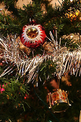 포토 JPG 해외이미지 나무 크리스마스장식 크리스마스 불꽃 전등 사람없음 장식 반사 장식볼 옛날 인공 해외202004 해외포토 식물 기념일 불 조명 파일형식 이미지허브