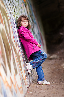 포토 JPG 해외이미지 백인 여자 어린이 벽 한명 서기 청춘 기댐 그래피티 작음 해외202004 해외포토 서양인 1 컨셉 모션 사람 낙서 크기 그림 파일형식 이미지허브