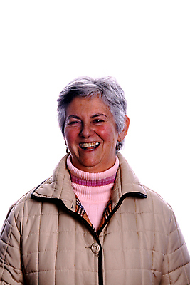 포토 JPG 해외이미지 백인 응시 행복 할머니 얼굴 50대 엄마 한명 미소 사람 60대 은퇴 흰배경 옛날 해외202004 해외포토 서양인 1 시선 여자 노년 감정 중년 백그라운드 가족 표정 신체부위 흰색 파일형식 이미지허브