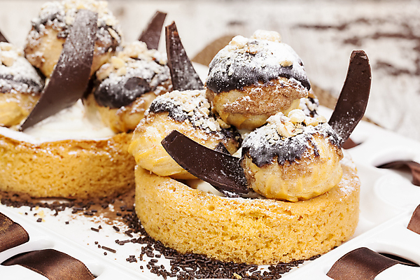 포토 JPG 해외이미지 접시 음식 휴가 디저트 요리 사람없음 장식 가로 갈색 우주 케이크 식당 초콜릿 얼음 저녁식사 카페 빵집 흰색 신선 달콤 맛 설탕 굽기 크림 퍼프 프랑스어 점심식사 폭식 바닐라 셔벗 페스츄리 해외202004 해외포토 자연요소 문자 식기 빵 컬러 컨셉 상점 식사 구이 파일형식 이미지허브